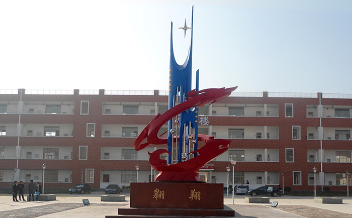 不銹鋼雕塑制作完成之后，需要對(duì)表面進(jìn)行打磨噴漆，這樣才可以獲得想要的表面效果，不銹鋼雕塑打磨噴漆有一些注意事項(xiàng)，下面給大家介紹一下。